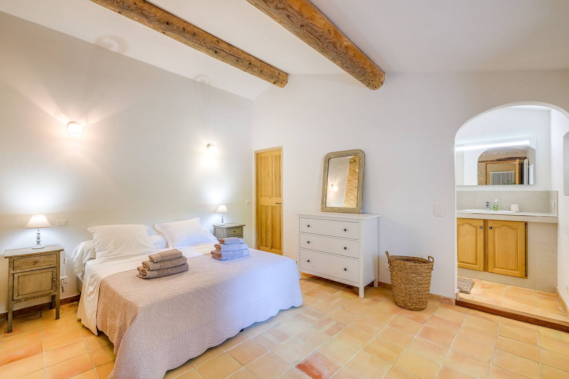 Chambre du Petit Moulin à Bonnieux avec mobilier ancien et charme provençal