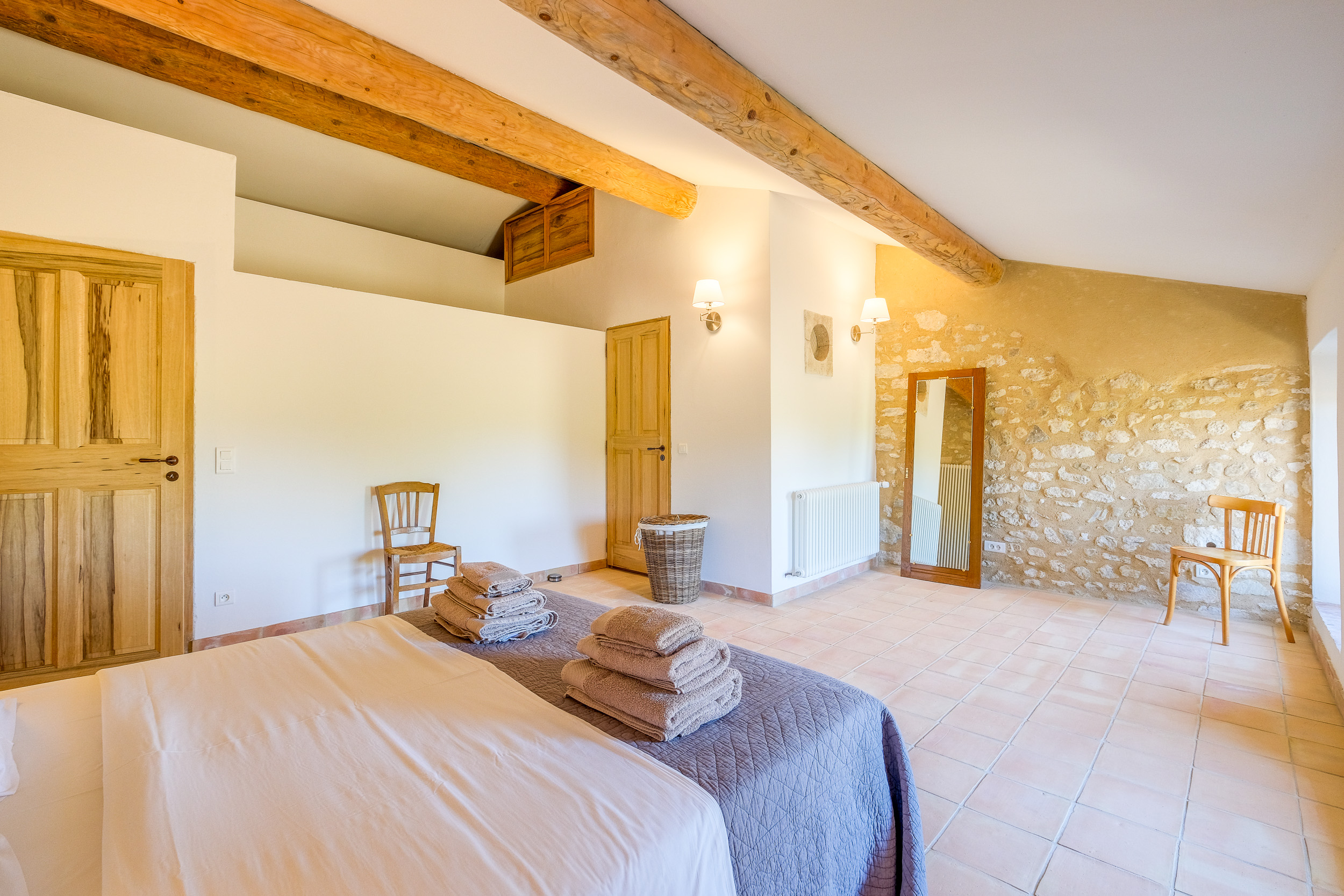 Mas dans le Luberon : pierres apparentes