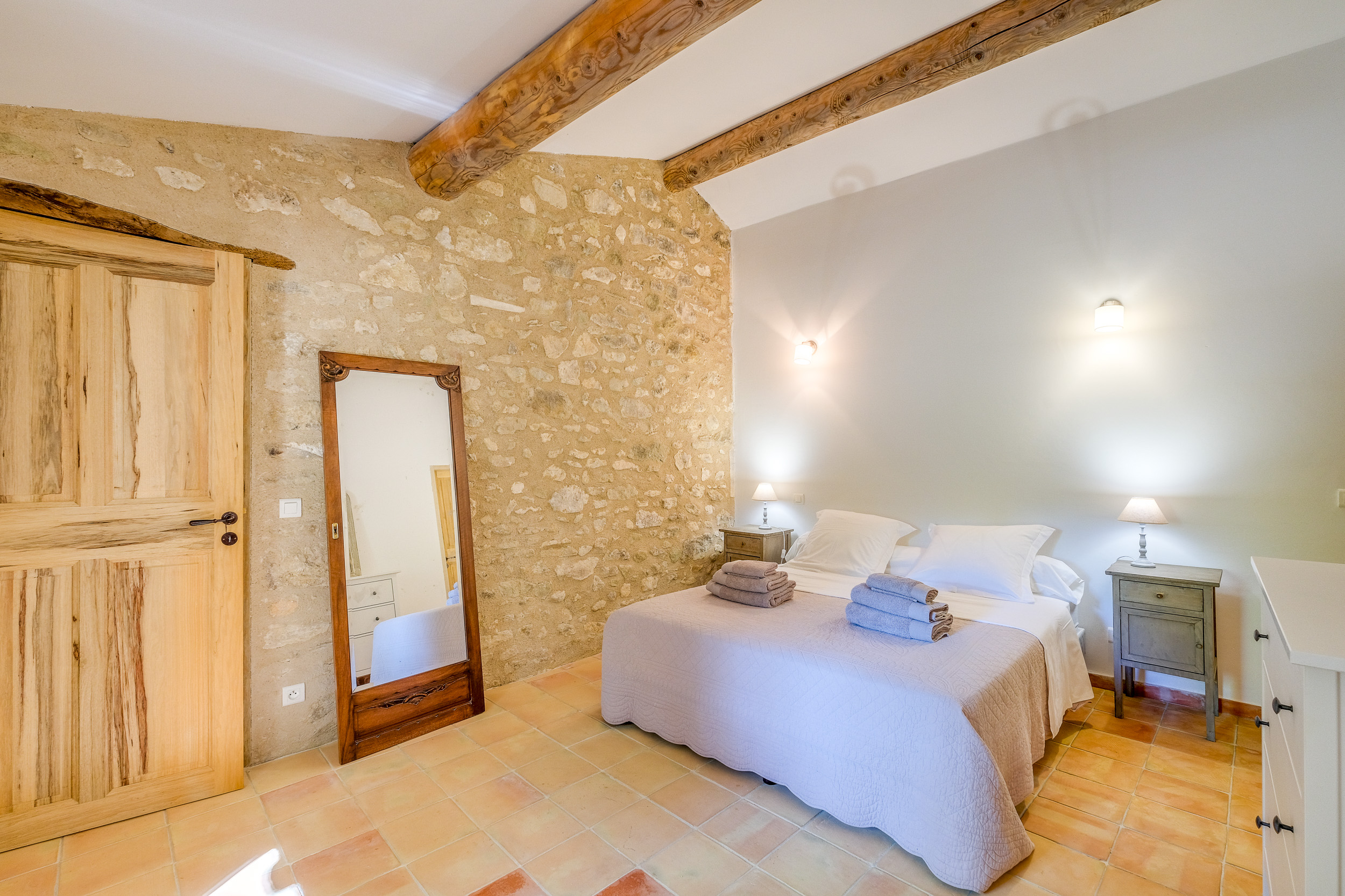 Salle de bains avec douche dans une chambre du Petit Moulin en Luberon