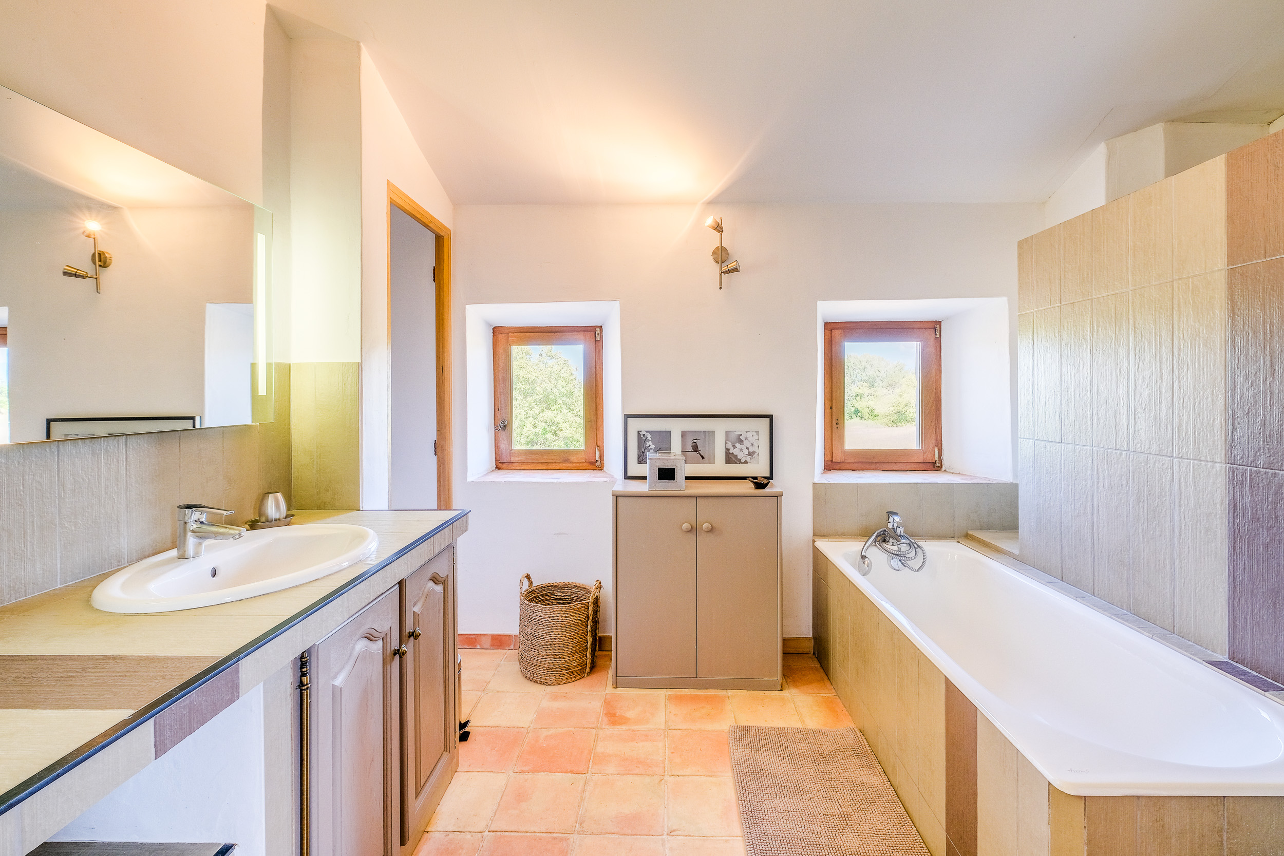 Salle de bain avec vue sur la campagne