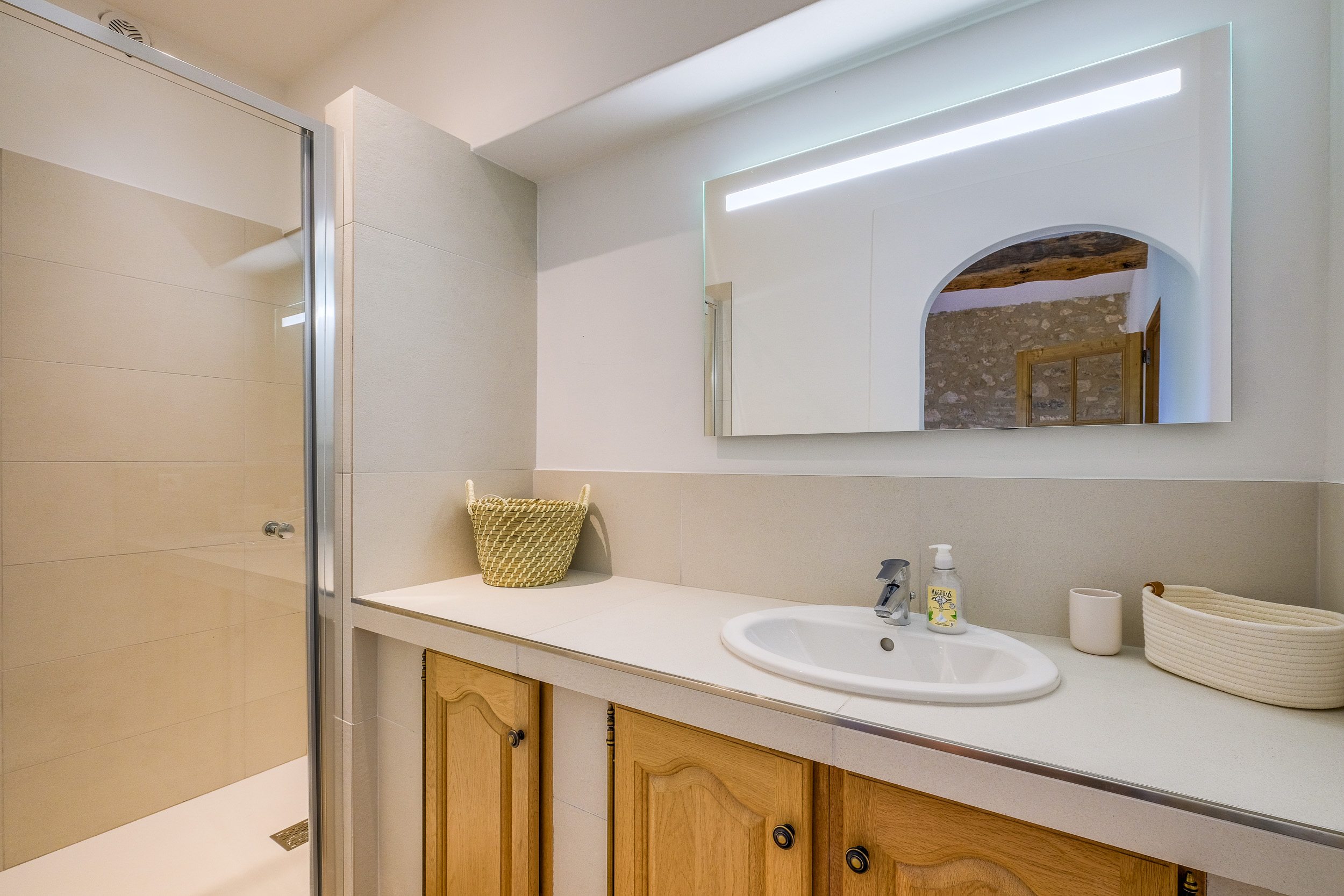 Salle de bains avec douche dans une chambre du Petit Moulin à Bonnieux