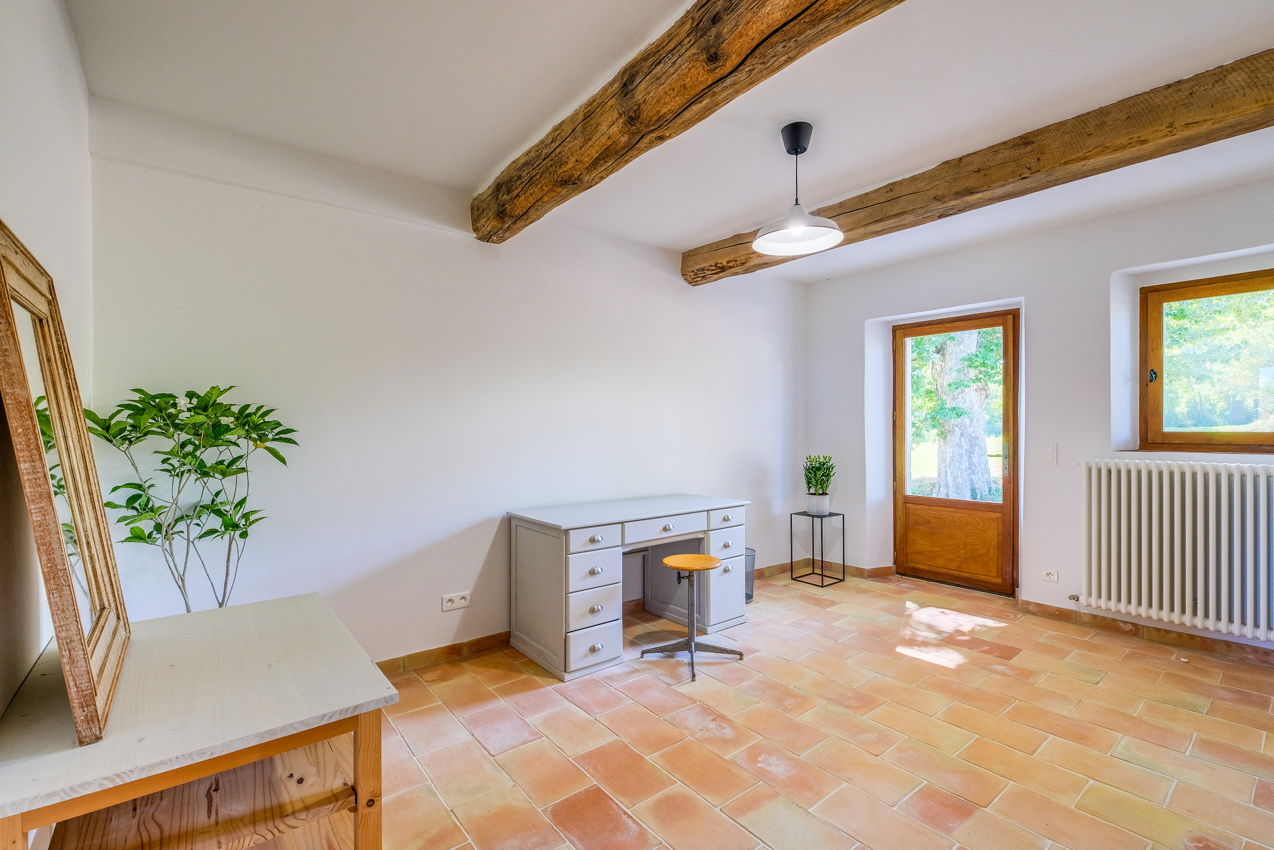 Chambre avec bureau dans le Luberon