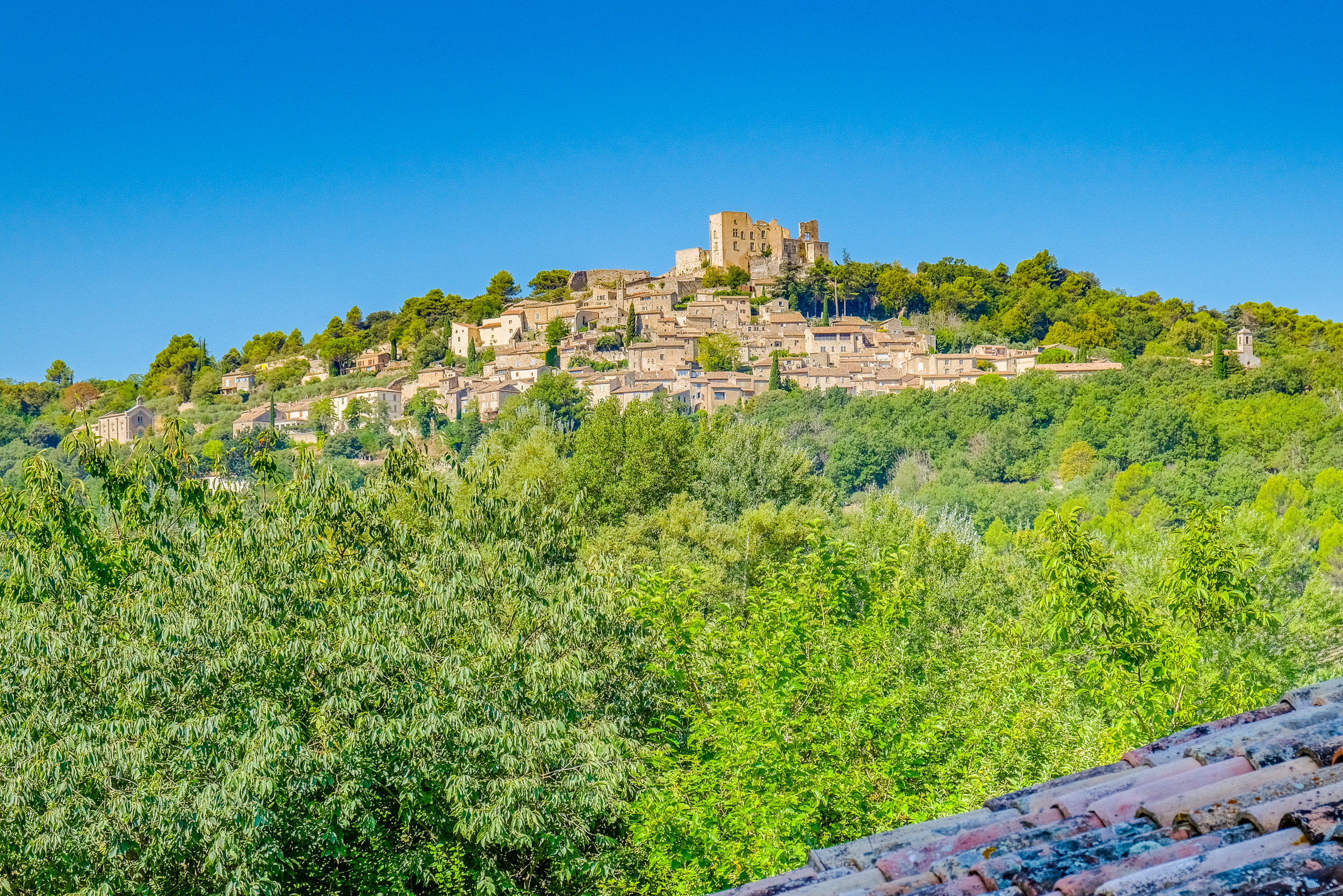 Le village de Lacoste vu depuis la chambre Le Luberon