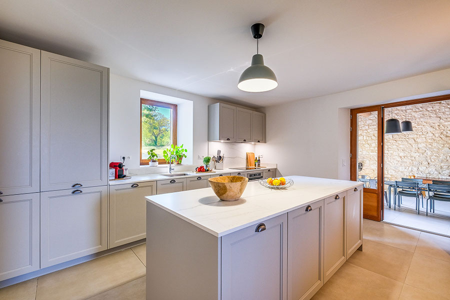 Cuisine équipée du Petit Moulin, maison de vacances provençale à Bonnieux dans le Luberon