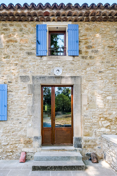 Façade en pierre du Petit Moulin, demeure provençale du XVIIIe siècle entre Bonnieux et Lacoste