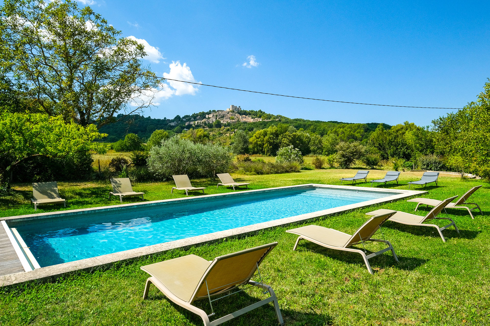 Piscine chauffée du Petit Moulin avec vue sur le village de Lacoste dans le Luberon