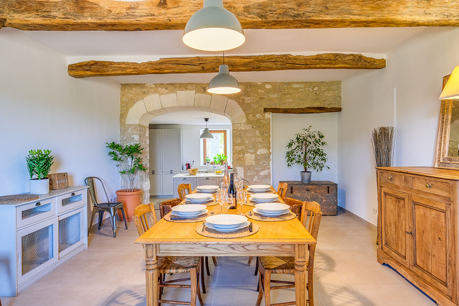Salle à manger chaleureuse du Petit Moulin, demeure provençale entre Bonnieux et Lacoste