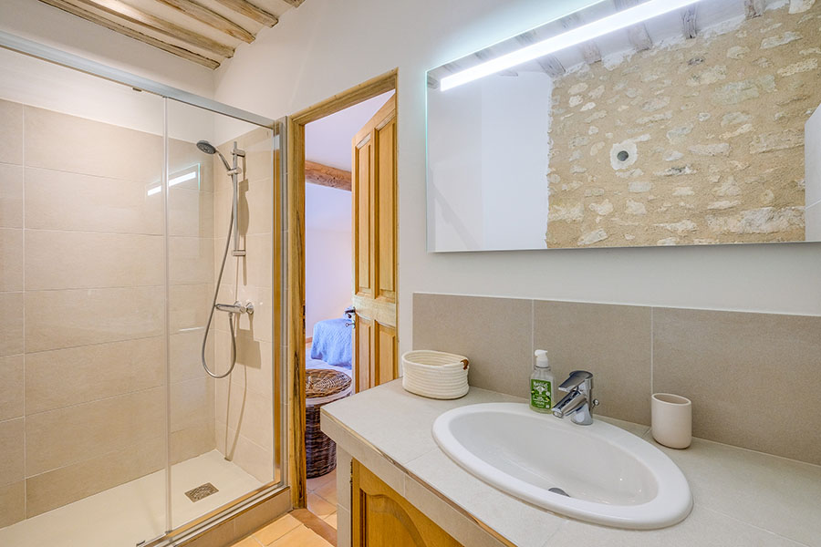 Salle de bains du Petit Moulin dans une demeure provençale du Luberon