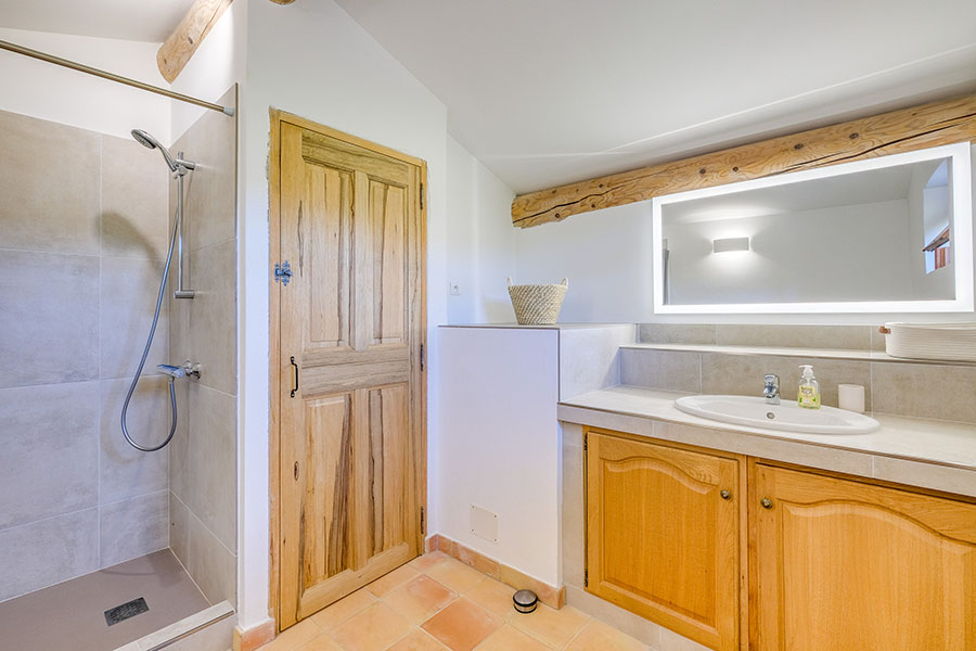 Salle de bains avec douche dans une chambre du Petit Moulin à Bonnieux