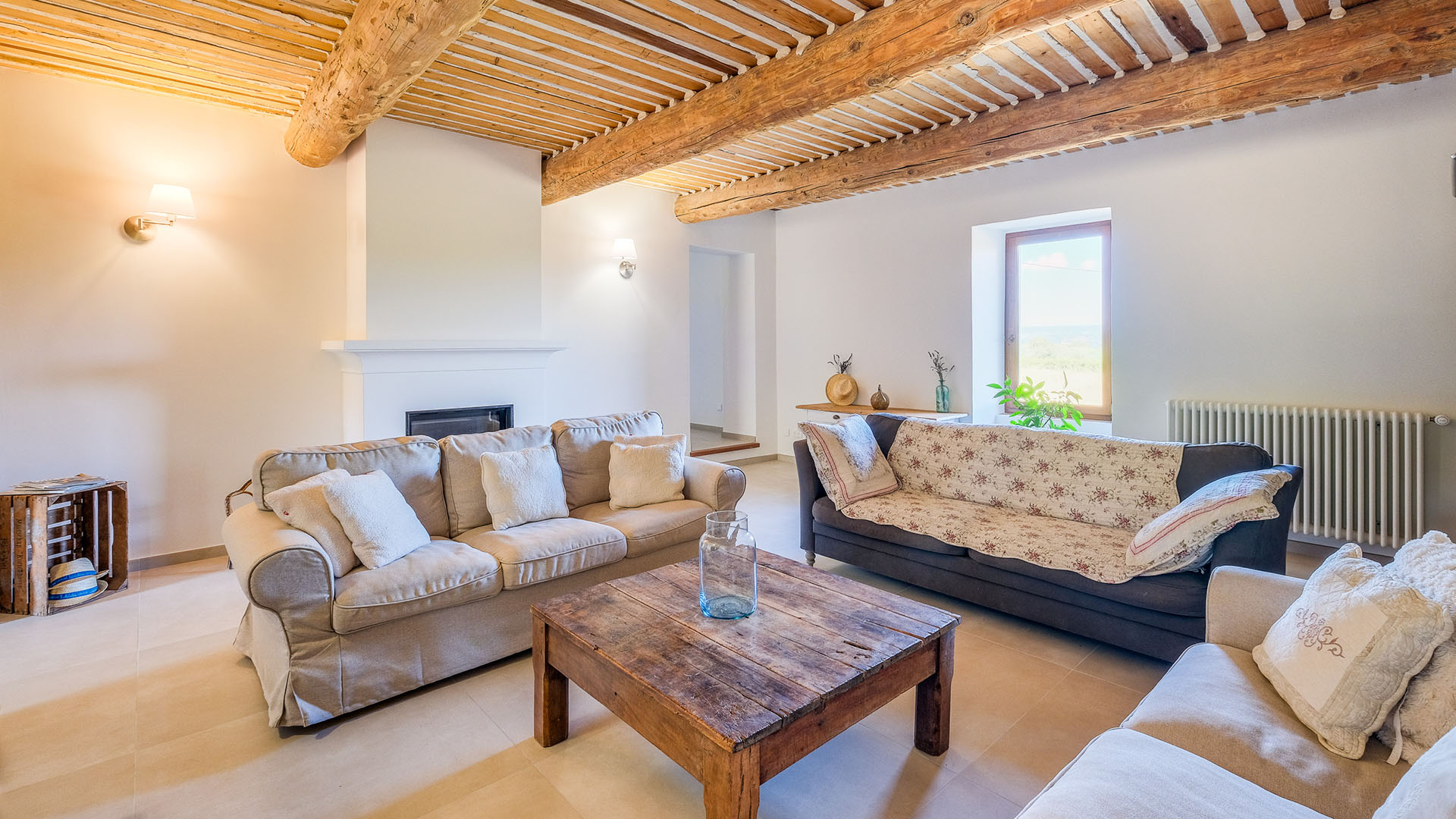 Salon du Petit Moulin à Bonnieux avec plafond en bois ancien dans une demeure provençale du Luberon