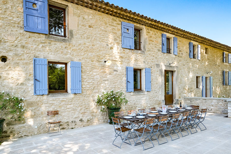 Terrasse du Petit Moulin ouverte sur le parc, maison de vacances dans le Luberon