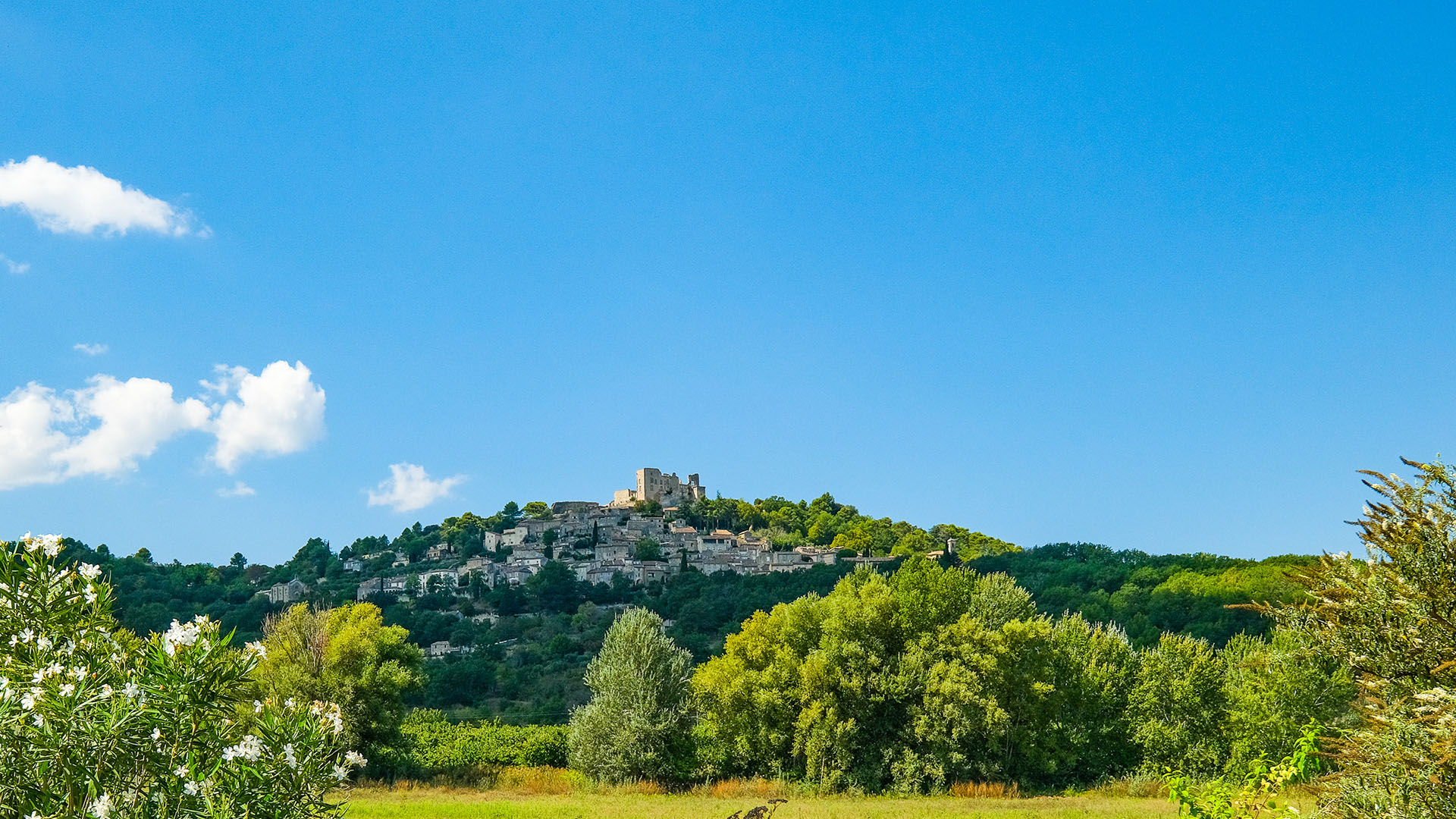 Vue sur le village de Lacoste depuis le parc du Petit Moulin, demeure provençale en pierre au cœur du Luberon